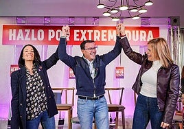 Rebeca Torró y Pilar Bernabé, junto al candidato del PSOE a la Junta de Extremadura, el procesado Miguel Ángel Gallardo.