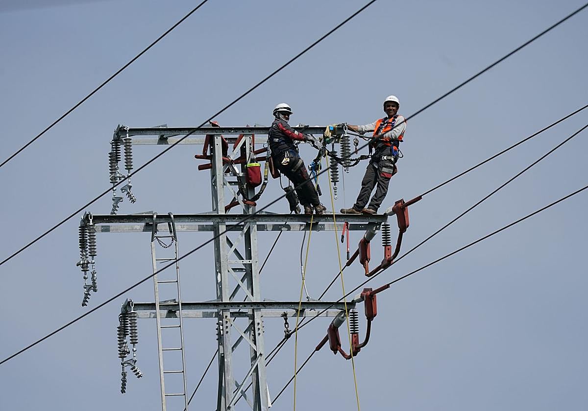 Bruselas pide acelerar los permisos para las infraestructuras de redes eléctricas
