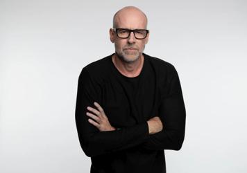 Scott Galloway: "Ningún grupo ha caído tan rápido y tan bajo como los varones jóvenes"