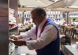 Un camarero en una terraza.