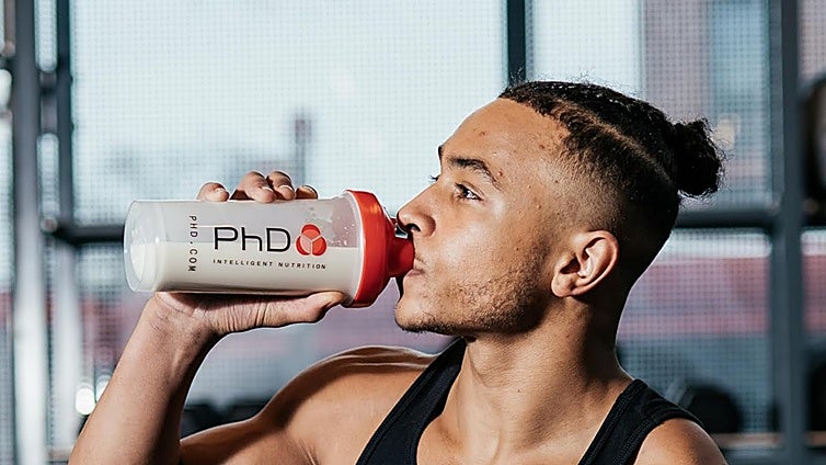 Prepara de forma sencilla batidos de proteínas para tu rutina deportiva con estos shakers