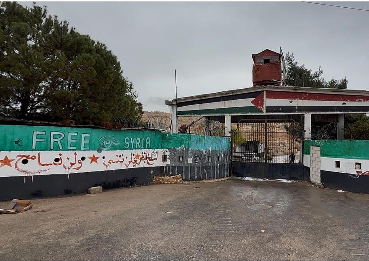 Imagen secundaria 1 - Farez Mohamed Mayaza, antiguo preso de Sednaya, regenta ahora una tienda de ultramarinos en Duma; entrada a la cárcel. 