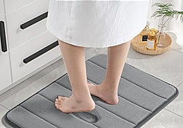 Sal de la ducha o la bañera sin peligro gracias a estas alfombras de baño antideslizantes y absorbentes