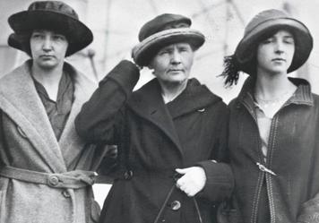 Las extraordinarias hijas de Marie Curie que hicieron historia dentro y fuera del laboratorio