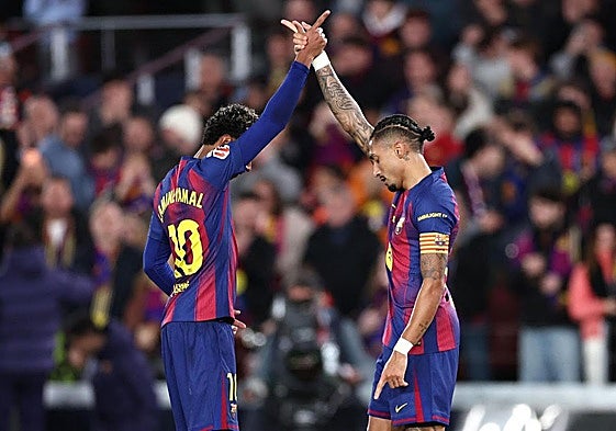 Raphinha y Lamine Yamal celebran uno de los tantos del brasileño ante Osasuna.