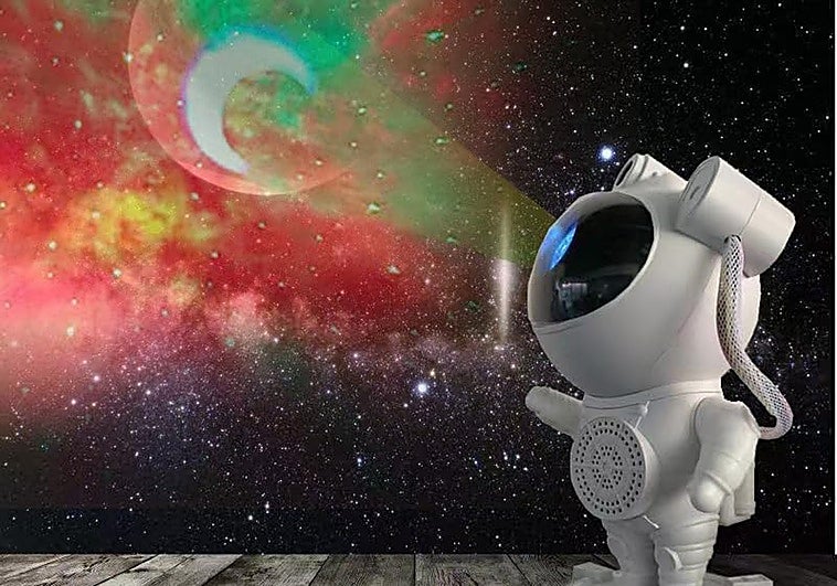 Estas lámparas de galaxias, estrellas y auroras boreales crearán un cielo mágico sin salir de casa