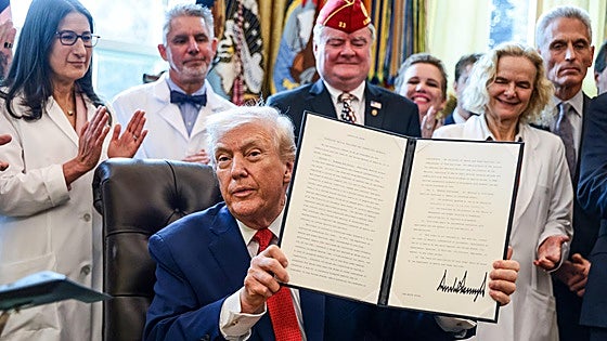 Trump aprueba una ley de defensa de casi un billón de dólares para mantener a EE UU como superpotencia militar