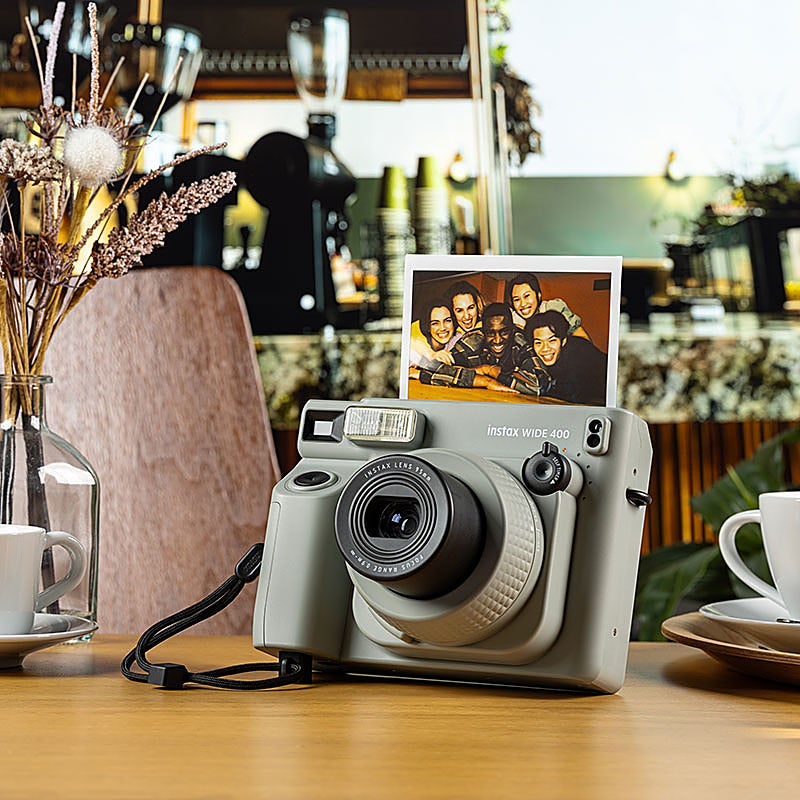 Captura momentos únicos con la cámara instantánea Instax Wide 400