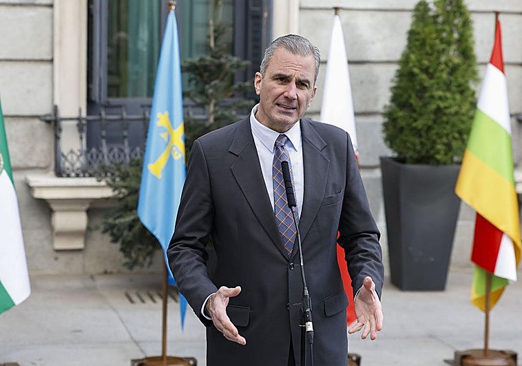 Abascal expulsa de la dirección de Vox a Ortega Smith, último vestigio de la vieja guardia