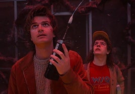 Joe Keery como Steve y Gaten Matarazzo como Dustin.