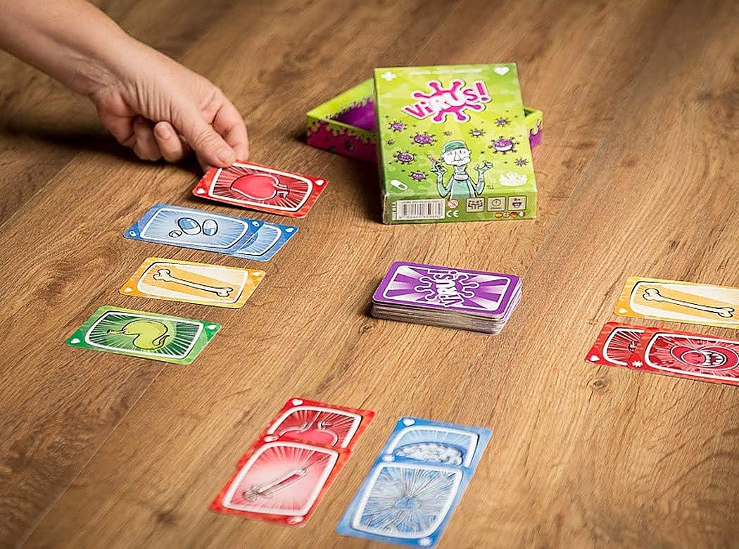Anima las reuniones familiares con el divertido juego de cartas Virus