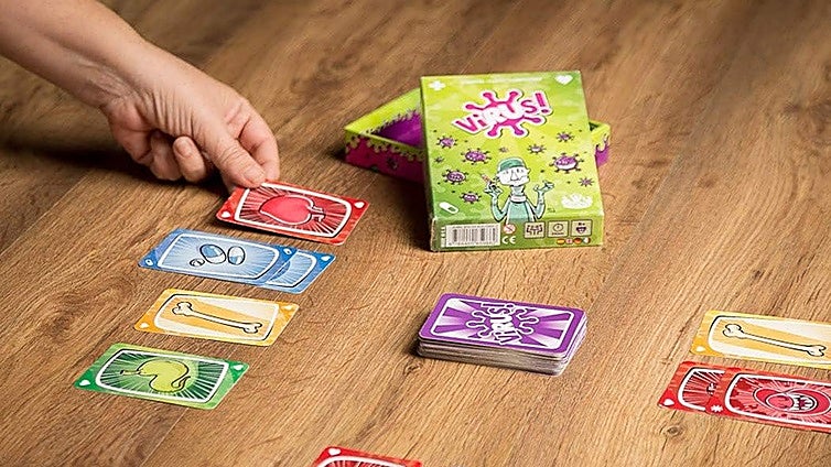 Anima las reuniones familiares con el divertido juego de cartas Virus