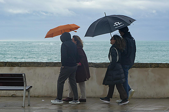 Una mujer en estado crítico al caerle una farola en Barcelona por el temporal