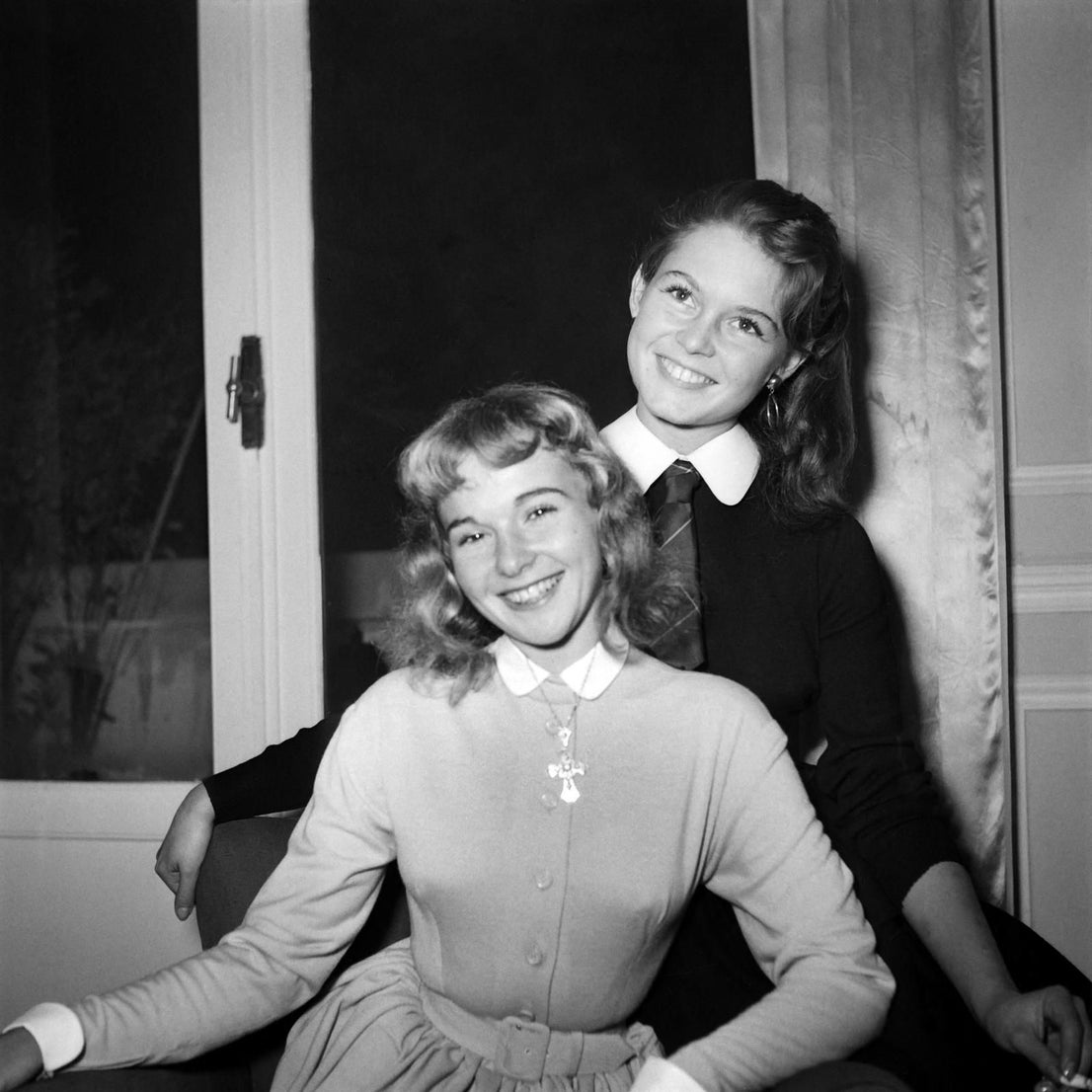 La actriz francesa Brigitte Bardot, de 18 años, posa con su hermana menor Mijanou, en septiembre de 1952.