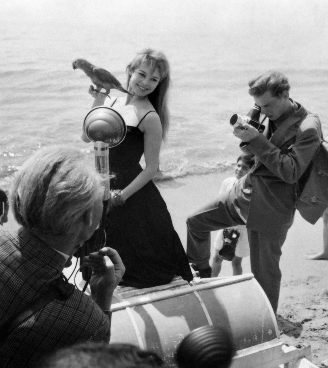 La actriz posa con un loro durante la 9ª edición del Festival de Cine de Cannes, en 1956.