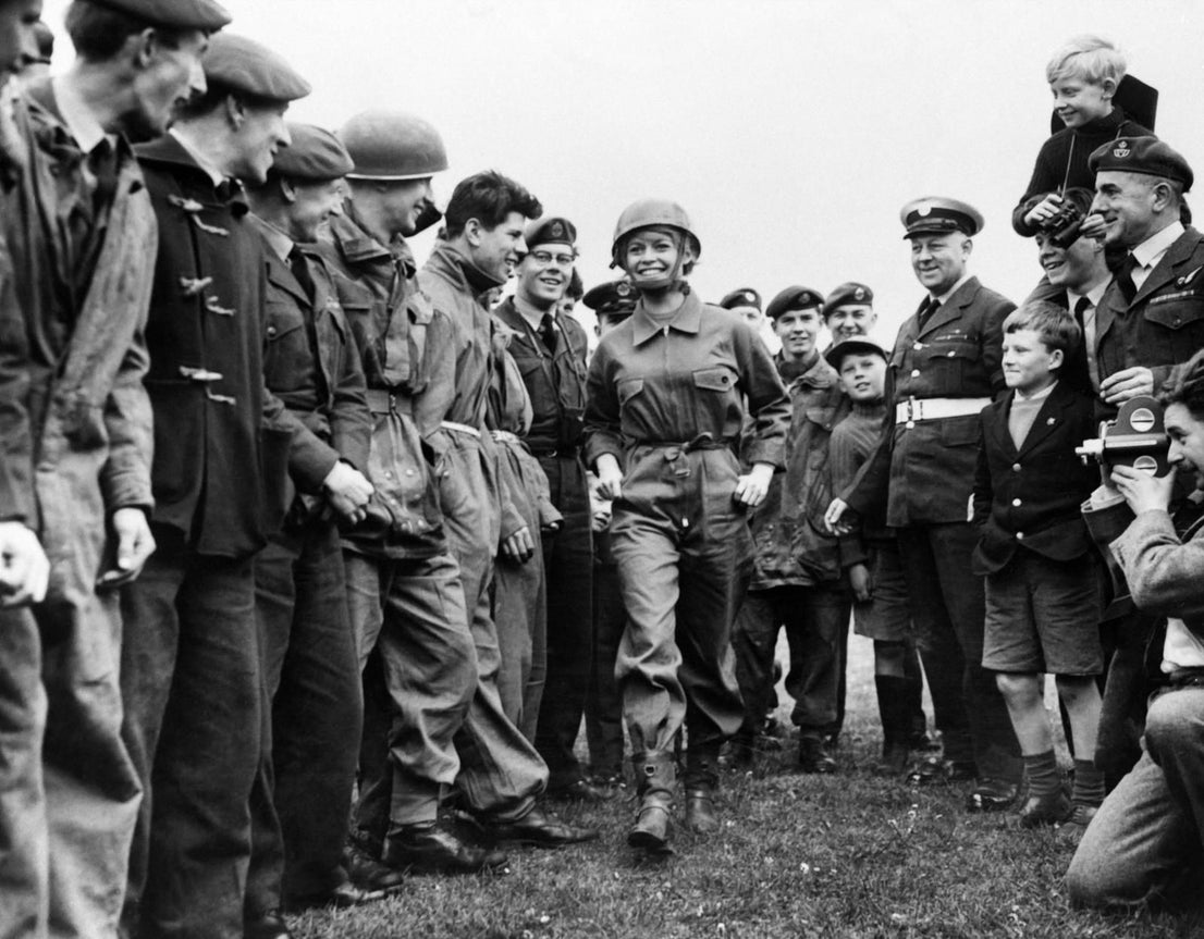 La actriz, con uniforme de paracaidista, camina entre los chicos de la Royal Air Force el 11 de abril de 1959.