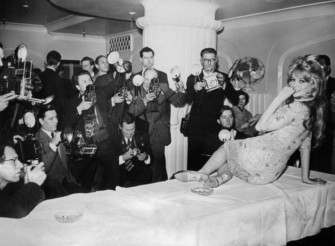 La actriz posa para los fotógrafos en abril de 1959 en Londres, donde acababa de llegar para continuar el rodaje de la película 'Babette s'en va-t-en guerre'.