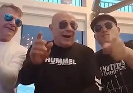 Manuel Cortés (centro), en una captura del vídeo en TikTok.