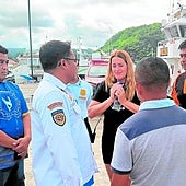 Andrea Ortuño, actual esposa de Fernando y madre de dos de los niños desaparecidos, visiblemente afectada y rodeada por equipos de búsqueda, este domingo, en Indonesia.