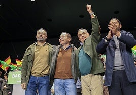 Óscar Fernández (segundo por la izquierda), con Santiago Abascal, Ángel Pelayo Gordillo e Ignacio Garriga.
