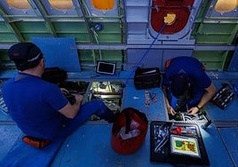 Operarios trabajan en las instalaciones de Airbus en Sevilla.