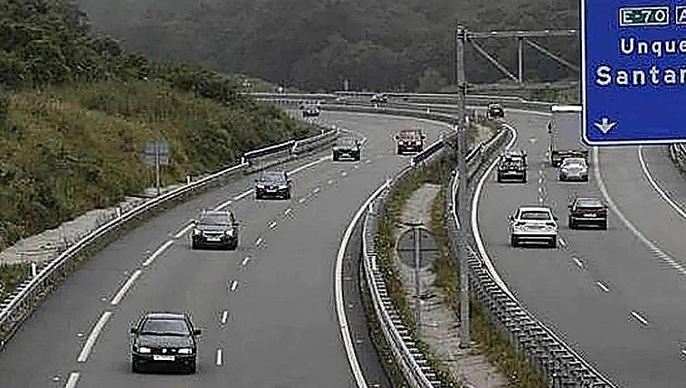 Muere un kamikaze en la autovía del Cantábrico al chocar con un autobús a la altura de Llanes