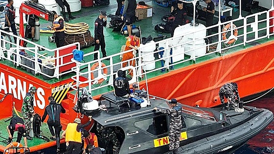Los equipos de búsqueda hallan nuevas partes del barco pero no localizan los cuerpos de los valencianos desaparecidos en Indonesia en el quinto día