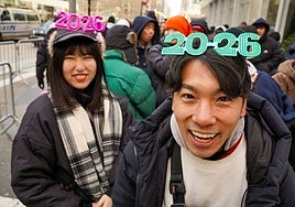 Dos personas esperan la fila  para celebrar la Nochevieja en a Times Square