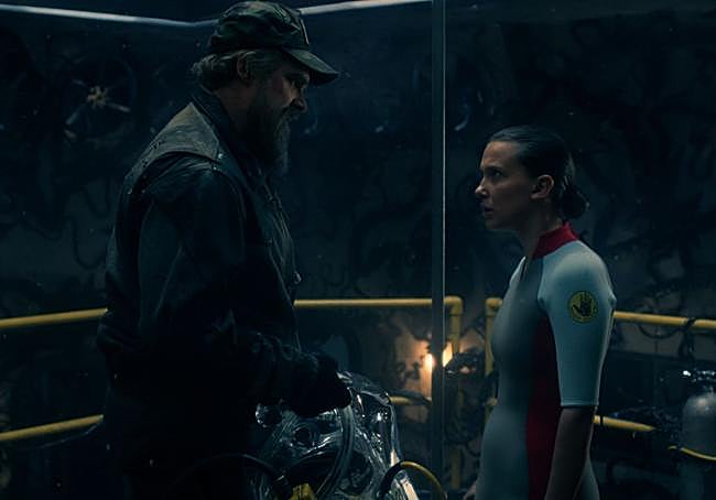 David Harbour y Millie Bobby Brown, en el último capítulo de 'Stranger Things'.