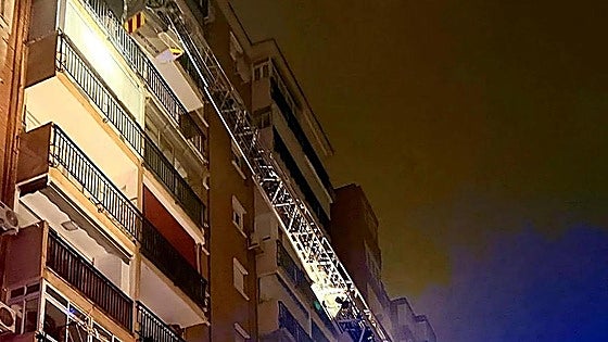 Investigan si un cohete lanzado desde la calle en Nochevieja provocó un incendio en un piso de Cádiz