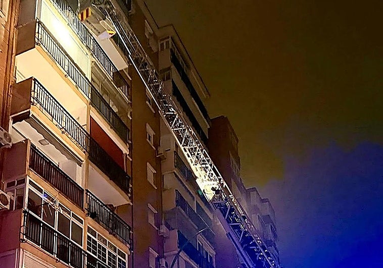 Investigan si un cohete lanzado desde la calle en Nochevieja provocó un incendio en un piso de Cádiz