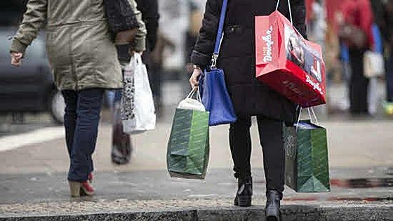 Las familias se endeudan al mayor ritmo en seis años para sostener el 'boom' del consumo