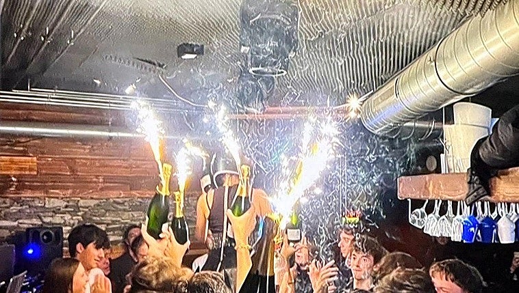 La investigación apunta a bengalas en botellas de champán como causa del fuego en el que murieron 40 personas