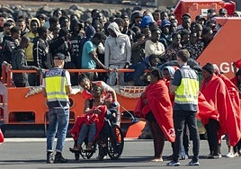 La llegada de inmigrantes de forma irregular por vía marítima y terrestre cayó un 42,6% en 2025