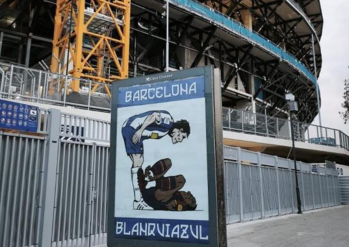 Secondary image 1 - Some of the posters with which Barcelona woke up. 