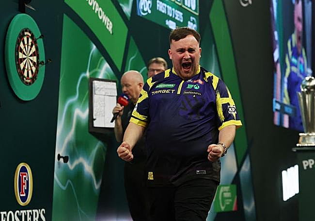 Luke celebra el título.