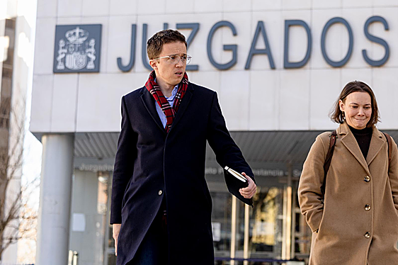 El instructor abre juicio oral contra Errejón por la presunta agresión sexual a Elisa Mouliaá