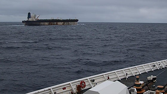 EE UU reta a Moscú al capturar un petrolero 'fantasma' ruso que huía desde Venezuela