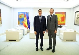 El presidente del Gobierno, Pedro Sánchez, y el CEO del Grupo Volkswagen, Oliver Blume, al inicio del encuentro que han mantenido en La Moncloa