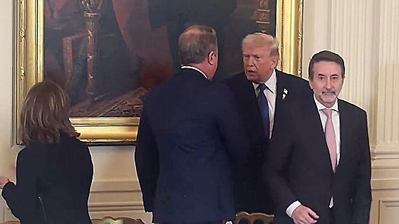 Trump pide a las petroleras que inviertan al menos 86.000 millones de euros en Venezuela