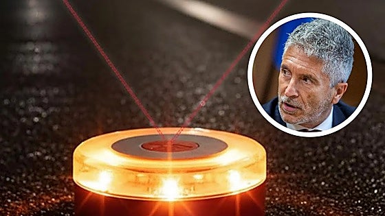 Grande Marlaska explica cuándo empiezan las multas por no llevar la V16: «Durante un periodo razonable de tiempo...»