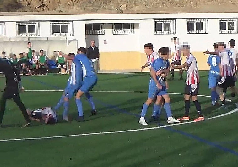Patadas y puñetazos en una multitudinaria pelea entre juveniles en el fútbol base de Granada