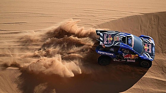 El Dakar se pone rojigualdo: Nani Roma, nuevo líder con Sainz a rebufo
