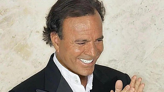 Dos extrabajadoras de Julio Iglesias denuncian presuntos abusos físicos y sexuales del cantante