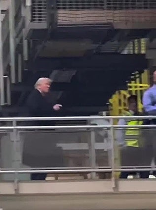Donald Trump responde con una peineta a un trabajador de Ford que le gritó «¡protector de pedófilos!»