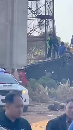 Al menos 22 muertos tras caer una grúa sobre un tren de pasajeros en Tailandia
