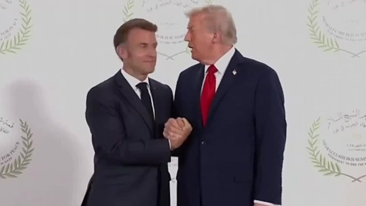 Los incómodos saludos de Trump y Macron