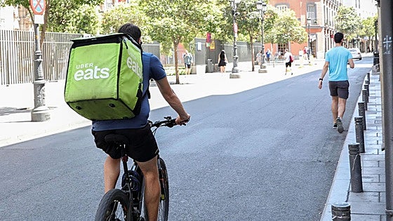 Uber Eats cede y subcontratará a miles de 'riders'