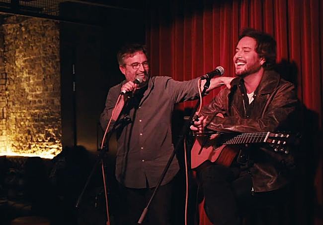 Jordi Évole y Manuel Carrasco, durante el programa que abre la temporada de 'Lo de Évole'.
