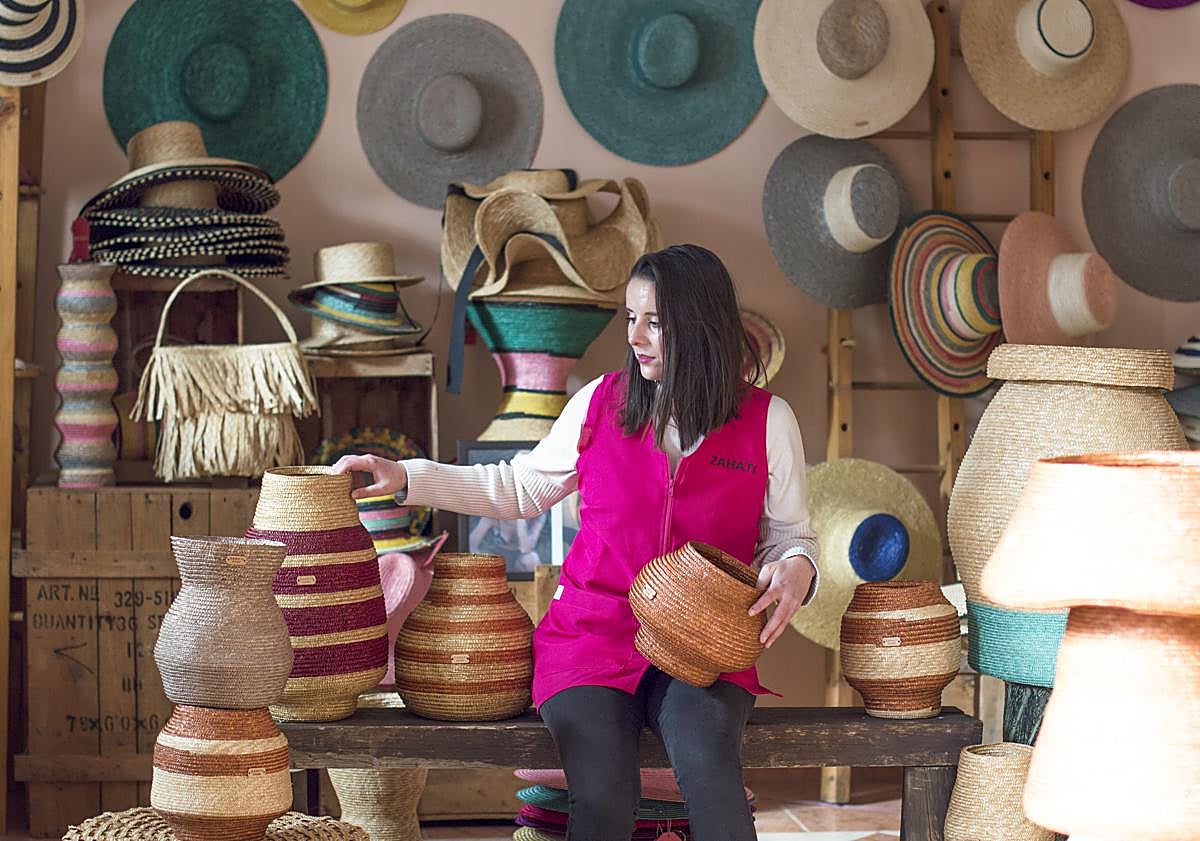 Imagen principal - Las influencers Marta Lozano y Teresa Andrés y la de la fundadora y directora creativa de Zahati, Sandra Mira, en su taller.
